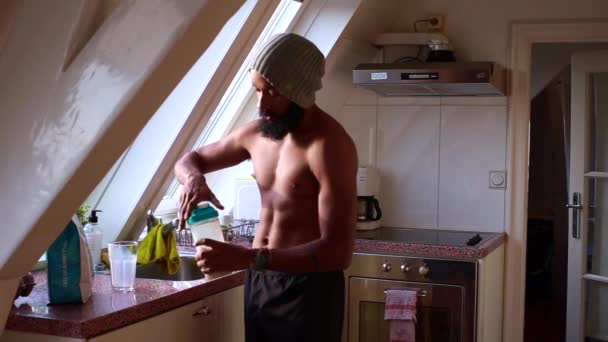 Macho Joven Haciendo Batido Suero Casa Para Desayuno — Vídeo de stock