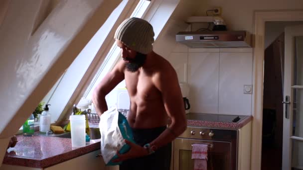 Junger Mann Lässt Molke Hause Zum Frühstück Schütteln — Stockvideo