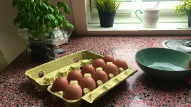 Evde omlet yapan adamın yavaş çekimi.