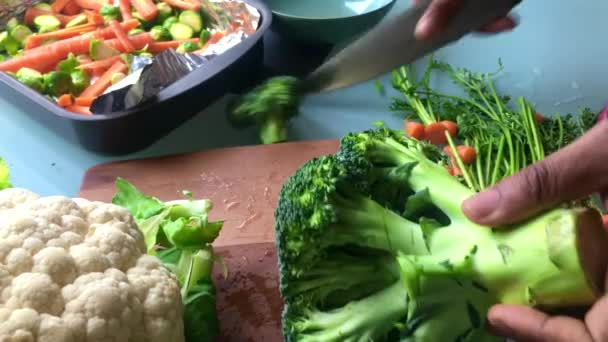 Gros Plan Chef Hacher Des Légumes Pour Vaisselle Végétalienne Sec — Video