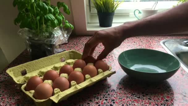 Evde Omlet Yapan Adamın Yavaş Çekimi — Stok video