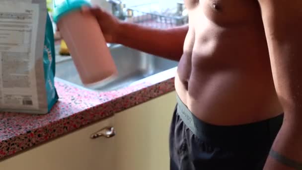 Slow Motion Fit Young Man Making Protein Shake Δευτερόλεπτα — Αρχείο Βίντεο