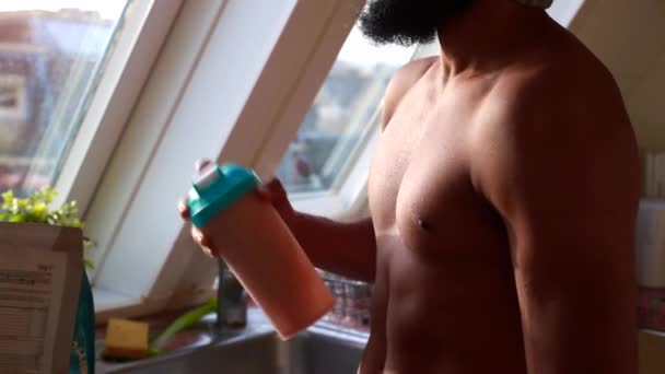 Zeitlupe Eines Fitten Jungen Mannes Beim Proteinshake Sec — Stockvideo