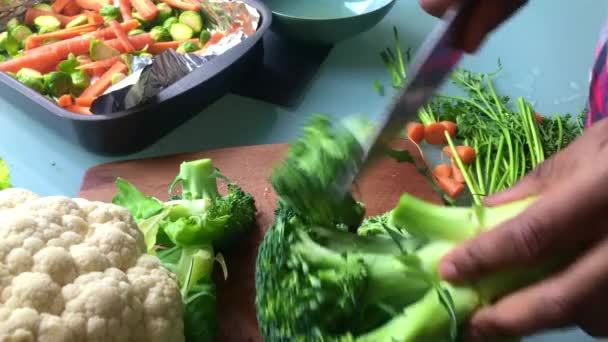 Cámara Lenta Del Chef Picando Brócoli Para Plato Vegano Seg — Vídeo de stock
