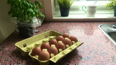 Evde omlet yapan genç adam yavaş hareket ediyor.