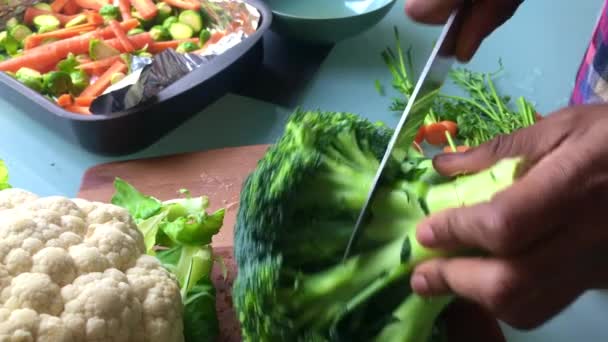 人们切西兰花作为素食的慢动作 — 图库视频影像