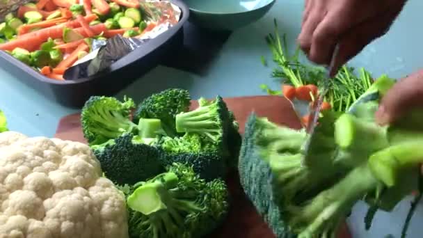 ビーガン料理のためのブロッコリーを切る人のタイムラプスビデオ — ストック動画