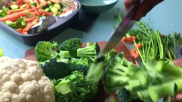 Time Lapse Video Person Hacka Broccoli För Vegan Skålen — Stockvideo