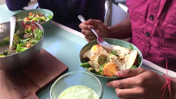 Pareja Desayunando Casa Por Mañana — Vídeos de Stock