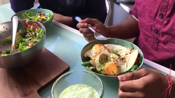 Pareja Desayunando Casa Por Mañana — Vídeos de Stock