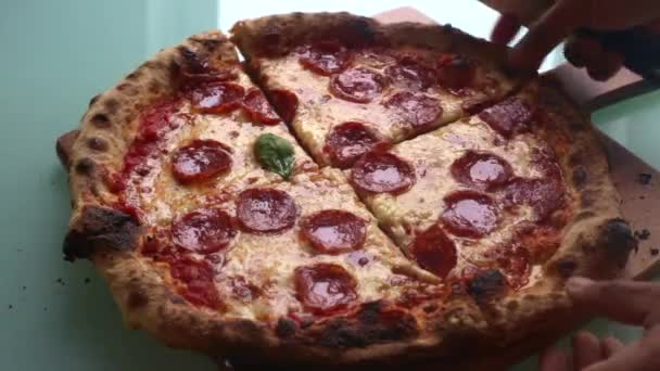 Man Maakt Pizza Thuis Voor Het Diner Sec — Stockvideo