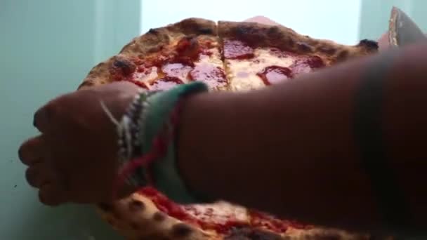 Homem Fazendo Pizza Casa Para Jantar Seg — Vídeo de Stock