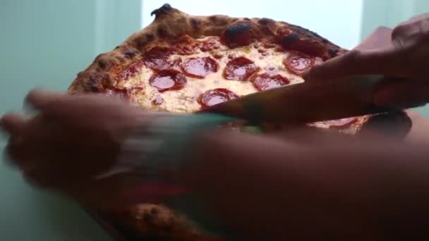 Homme Faisant Pizza Maison Pour Dîner Sec — Video