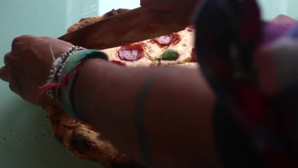 Uomo Che Pizza Casa Cena Sec — Video Stock