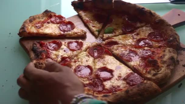 Uomo Che Pizza Casa Cena Sec — Video Stock