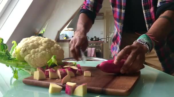 Chef Picando Verduras Casa Para Almuerzo — Vídeo de stock