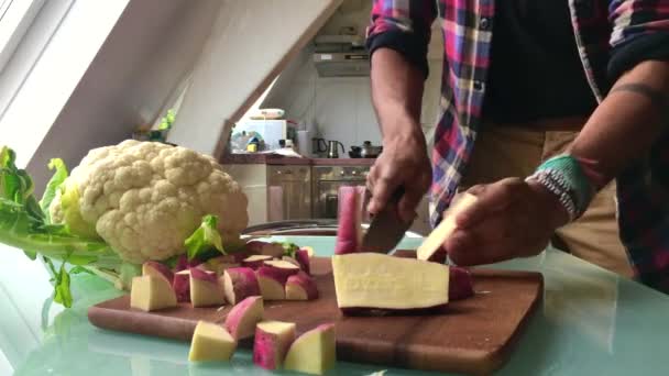 Σεφ Κοπής Λαχανικών Στο Σπίτι Για Μεσημεριανό Γεύμα — Αρχείο Βίντεο