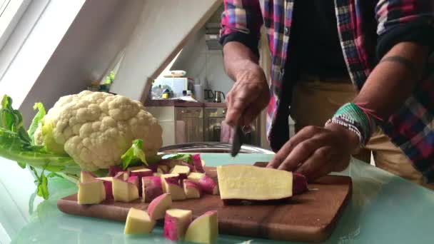 Chef Picando Verduras Casa Para Almuerzo — Vídeo de stock