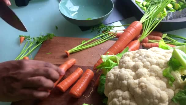 Chef Cortar Legumes Casa Para Almoço — Vídeo de Stock