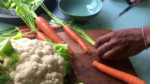 Chef Picando Verduras Casa Para Almuerzo — Vídeo de stock