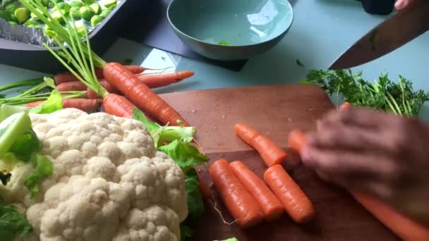 Chef Schneidet Hause Gemüse Für Das Mittagessen — Stockvideo
