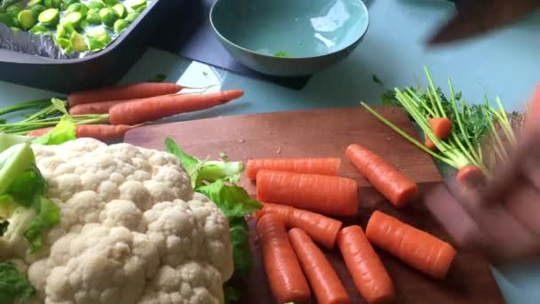 Chef Picando Verduras Casa Para Almuerzo — Vídeo de stock