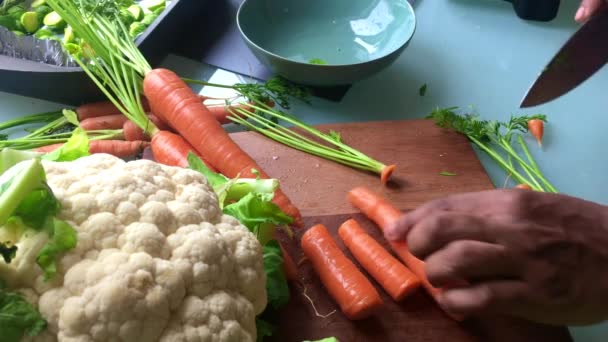 Man Die Thuis Groenten Hakt Voor Lunch — Stockvideo