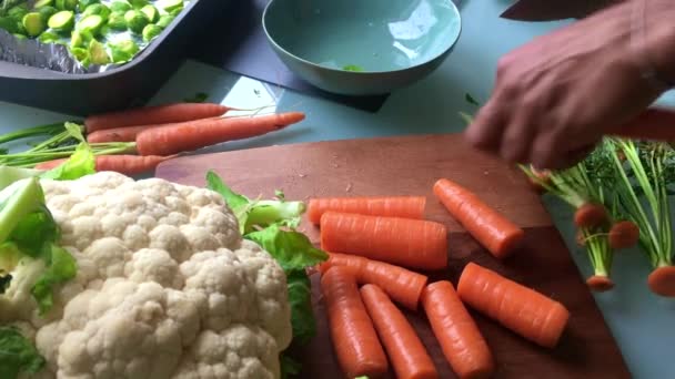 Man Die Thuis Groenten Hakt Voor Lunch — Stockvideo