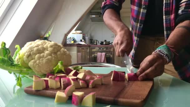 Homem Cortando Legumes Casa Para Almoço — Vídeo de Stock