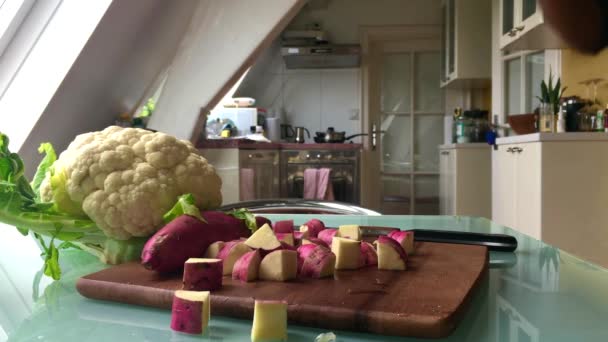 Άνθρωπος Κόβει Λαχανικά Στο Σπίτι Για Μεσημεριανό — Αρχείο Βίντεο