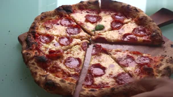 Man Förbereder Pizza Hemma Till Middag Sek — Stockvideo