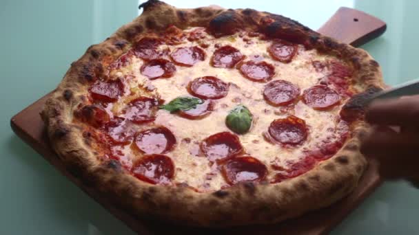 Man Bereidt Pizza Thuis Voor Het Diner Sec — Stockvideo