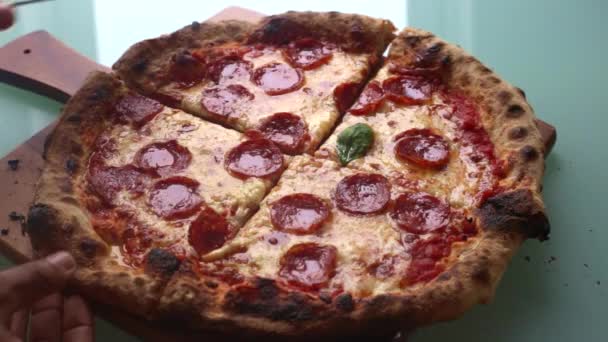 Hombre Preparando Pizza Casa Para Cena Seg — Vídeo de stock