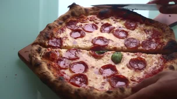Hombre Preparando Pizza Casa Para Cena Seg — Vídeos de Stock