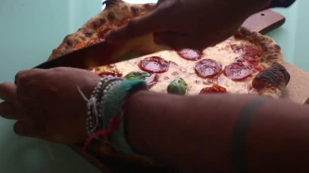 Homem Preparando Pizza Casa Para Jantar — Vídeo de Stock