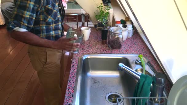 Άνθρωπος Κάνει Καφέ Στην Κουζίνα Την Ώρα Του Πρωινού — Αρχείο Βίντεο