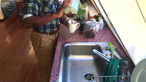 Man Maakt Koffie Keuken Bij Het Ontbijt — Stockvideo