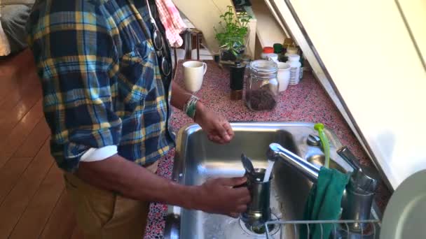 Hombre Haciendo Café Cocina Hora Del Desayuno — Vídeos de Stock