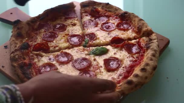 Hombre Preparando Pizza Casa Para Cena — Vídeo de stock