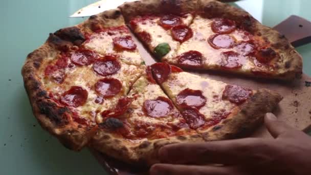 Mann Bereitet Hause Pizza Zum Abendessen — Stockvideo