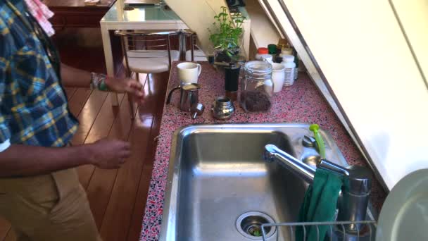 Hombre Haciendo Café Cocina Hora Del Desayuno — Vídeos de Stock