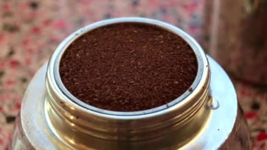 Moka espresso kasesi içinde yapılan kahve videosu.