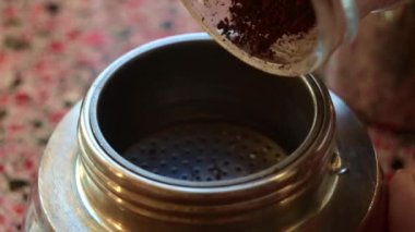 Moka espresso kasesi içinde yapılan kahve videosu.