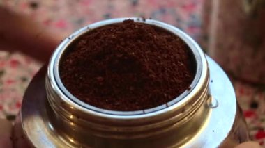 Moka espresso kasesi içinde yapılan kahve videosu.