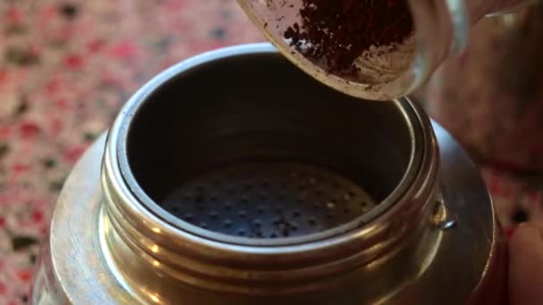 Makro Video Von Kaffee Der Einer Mokka Espressokanne Hergestellt Wird — Stockvideo