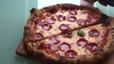 Evde pizzayı hazırlayan adamın yavaş çekim videosu - 8 saniye
