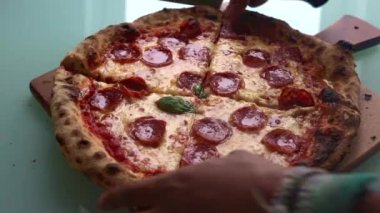 Evde pizzayı hazırlayan adamın yavaş çekim videosu - 8 saniye