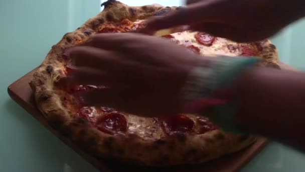 Zpomalené Video Muže Připravujícího Pizzu Doma Obědu Sec — Stock video