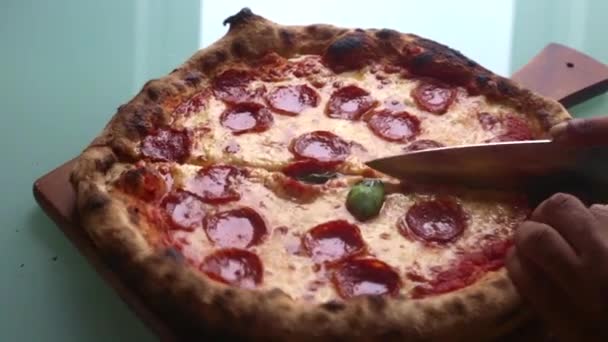 Slow Motion Video Mannen Förbereda Pizza Hemma För Lunch Sek — Stockvideo
