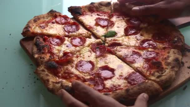 Αργή Κίνηση Βίντεο Του Ανθρώπου Προετοιμασία Πίτσα Στο Σπίτι Για — Αρχείο Βίντεο